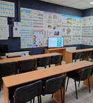 Вигляд на ряди парт та навчальні плакати, що ілюструють правила перевезення пасажирів, вантажів та будову сучасного легкового автомобіля.