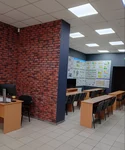 Перспектива кабінету автошколи «Антарес» з елементами лофт-дизайну (цегляна стіна) та повним набором наочних посібників для підготовки водіїв.